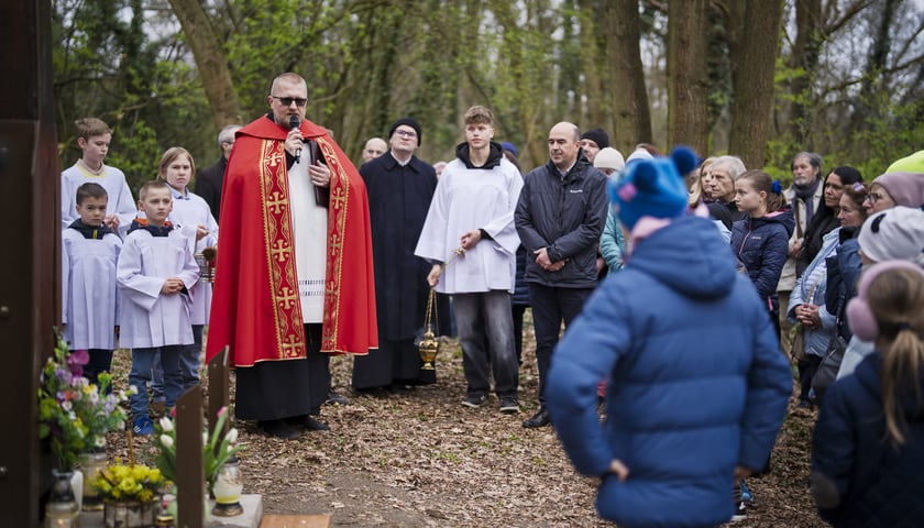 Powiększ obraz: Procesja i poświęcenie krzyża nad Odrą. Zdjęcie z uroczystości 3.04.2026