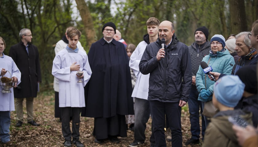 Powiększ obraz: Procesja i poświęcenie krzyża nad Odrą. Zdjęcie z uroczystości 3.04.2026