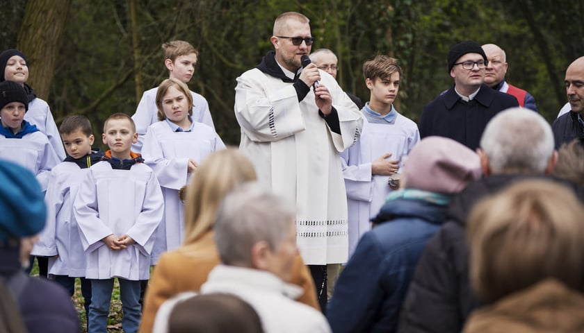 Powiększ obraz: Procesja i poświęcenie krzyża nad Odrą. Zdjęcie z uroczystości 3.04.2026