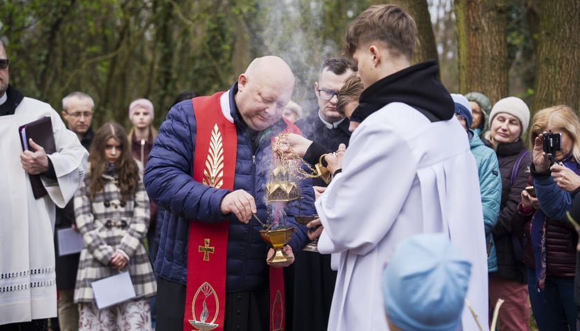 Powiększ obraz: Procesja i poświęcenie krzyża nad Odrą. Zdjęcie z uroczystości 3.04.2026