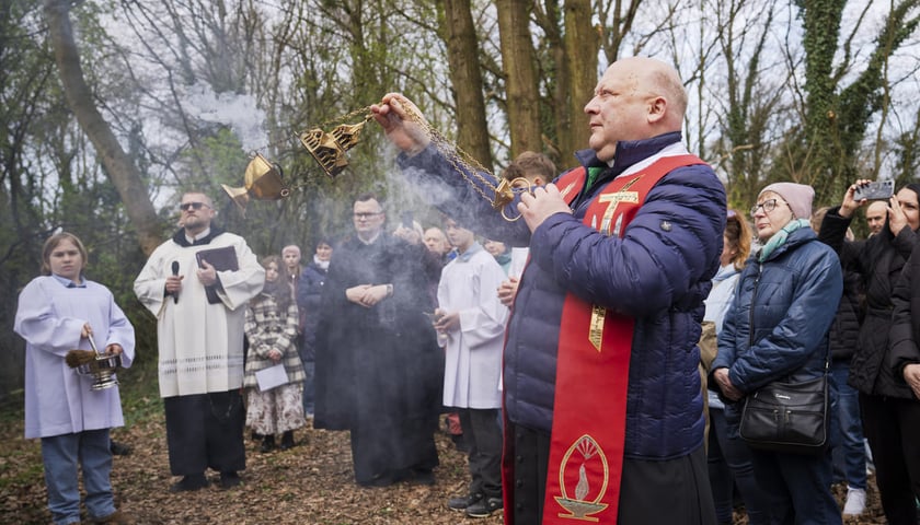 Powiększ obraz: Procesja i poświęcenie krzyża nad Odrą. Zdjęcie z uroczystości 3.04.2026