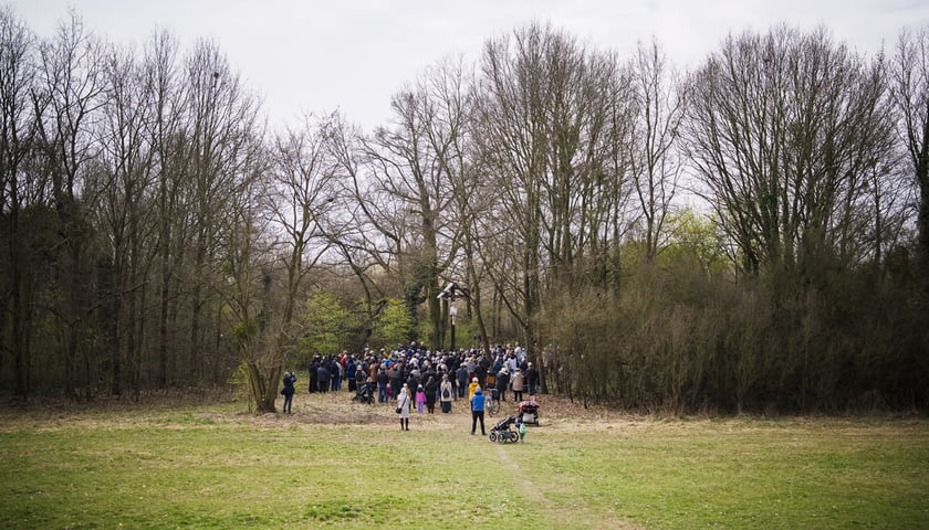 Powiększ obraz: Procesja i poświęcenie krzyża nad Odrą. Zdjęcie z uroczystości 3.04.2026