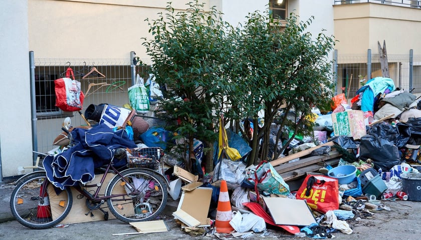 Usuwanie odpadów z podwórka przy ul. Grunwaldzkiej