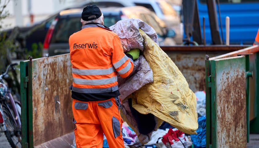 Usuwanie odpadów z podwórka przy ul. Grunwaldzkiej