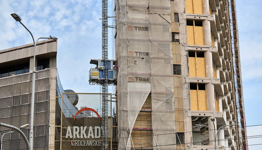 Powiększ obraz: <p>Stan z 2025 roku. Już nie ma szklanej fasady wieży</p>