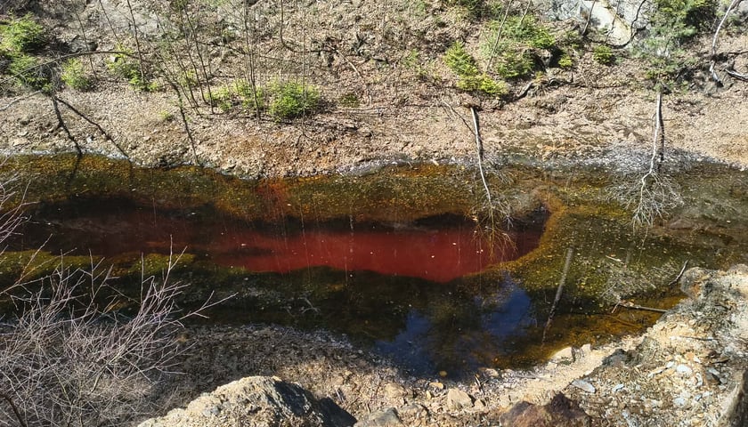 Powiększ obraz: <p>Kolorowe Jeziorka w Rudawach Janowickich</p>