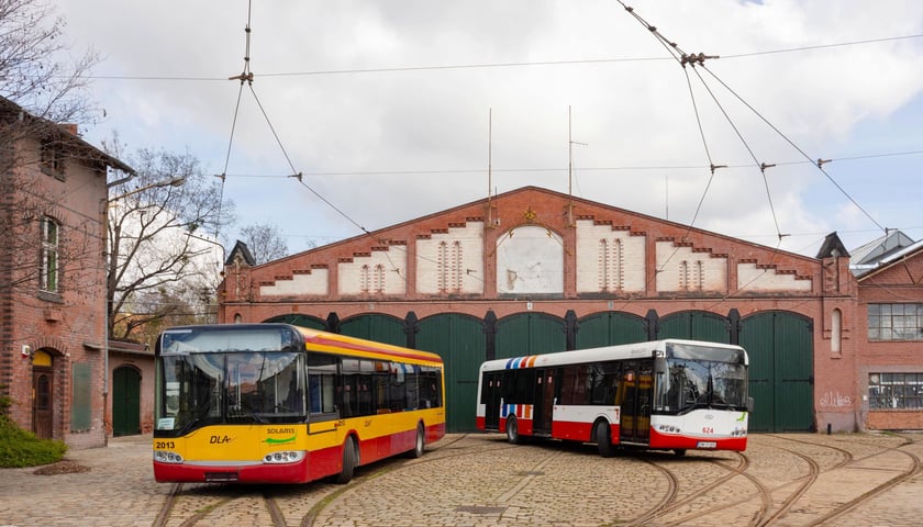 Powiększ obraz: Pozyskane przez Klub Sympatyków Transportu Miejskiego Solarisy Urbino 12 #2013 i #624 (dawniej 2011) na terenie zajezdni „Popowice