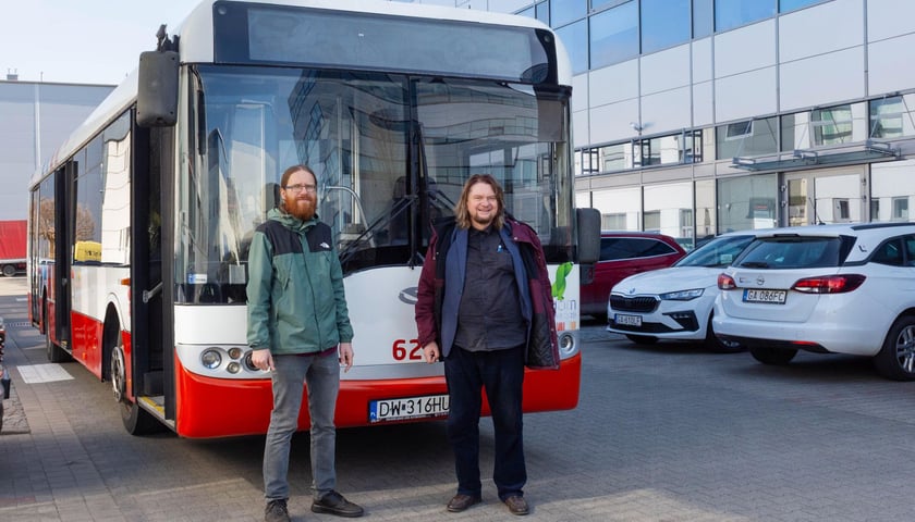 Powiększ obraz: Przekazanie autobusu #624 (dawniej 2011). Na zdjęciu prezes KSTM Krzysztof Kołodziejczyk i prezes DLA Mirosław Zieliński