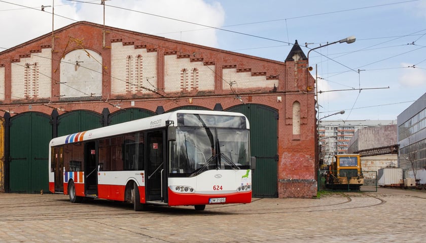 Powiększ obraz: Solaris Urbino 12 #624 (dawniej 2011) na terenie zajezdni „Popowice”