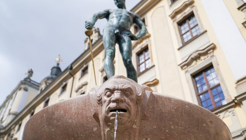 Powiększ obraz: Wrocławskie fontanny w śmigus-dyngus. Dziś najwytrwalej - i najpiękniej - lały wodę