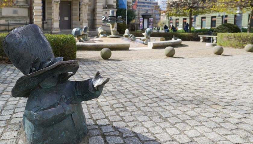 Powiększ obraz: Wrocławskie fontanny w śmigus-dyngus. Dziś najwytrwalej - i najpiękniej - lały wodę