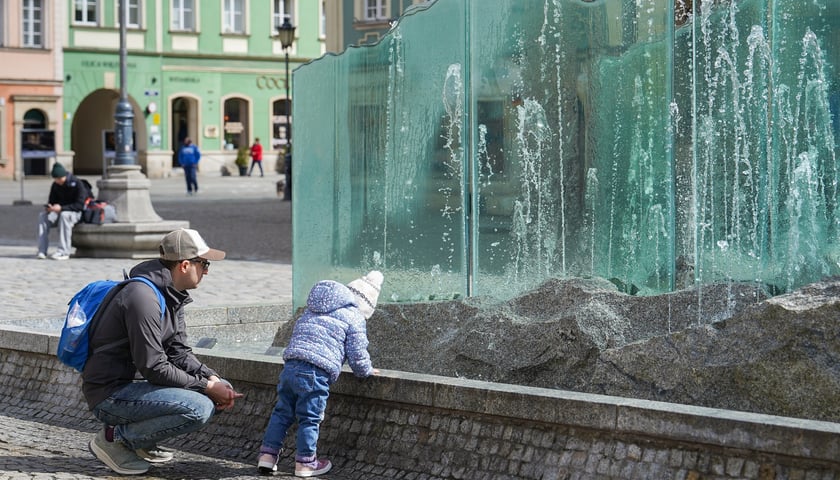 Powiększ obraz: Wrocławskie fontanny w śmigus-dyngus. Dziś najwytrwalej - i najpiękniej - lały wodę
