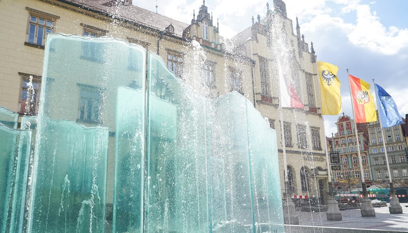 Powiększ obraz: Wrocławskie fontanny w śmigus-dyngus. Dziś najwytrwalej - i najpiękniej - lały wodę