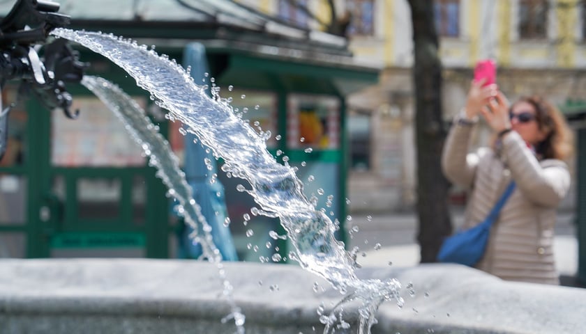 Powiększ obraz: Wrocławskie fontanny w śmigus-dyngus. Dziś najwytrwalej - i najpiękniej - lały wodę