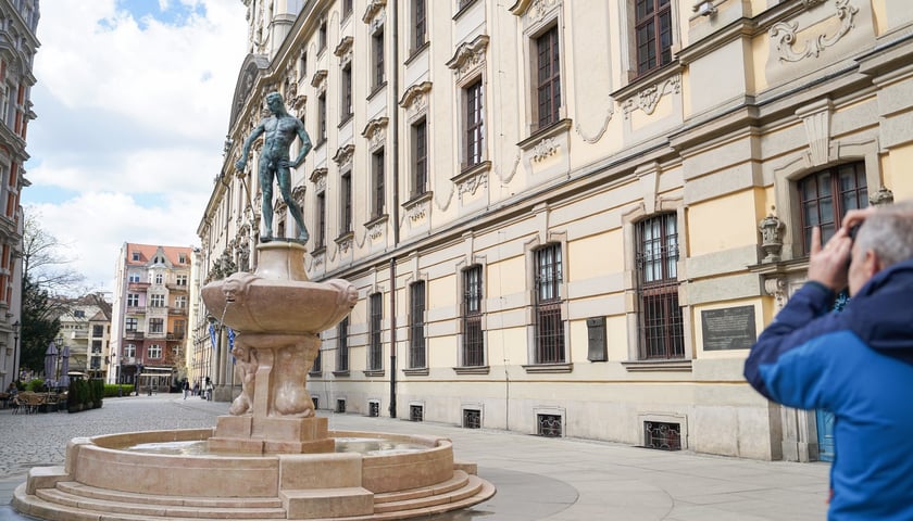 Powiększ obraz: Wrocławskie fontanny w śmigus-dyngus. Dziś najwytrwalej - i najpiękniej - lały wodę