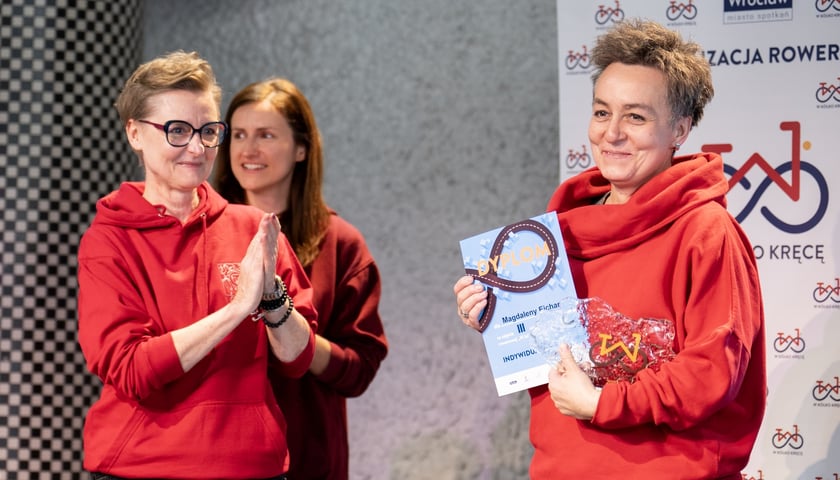 Powiększ obraz: <p>Wręczenie nagr&oacute;d w akcji &bdquo;W K&oacute;łko Kręcę&rdquo; w środę 8 kwietnia w Barbarze</p>