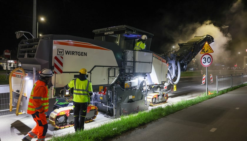 Powiększ obraz: Nocne prace na Alei Karkonoskiej