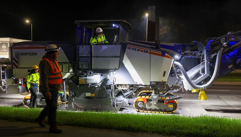 Powiększ obraz: Nocne prace na Alei Karkonoskiej