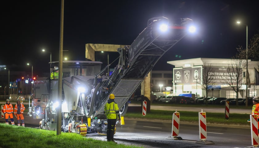 Powiększ obraz: Nocne prace na Alei Karkonoskiej