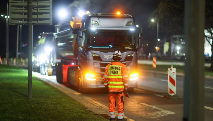 Powiększ obraz: Nocne prace na Alei Karkonoskiej