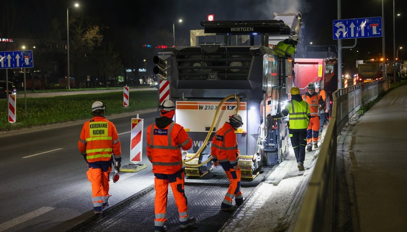 Powiększ obraz: Nocne prace na Alei Karkonoskiej