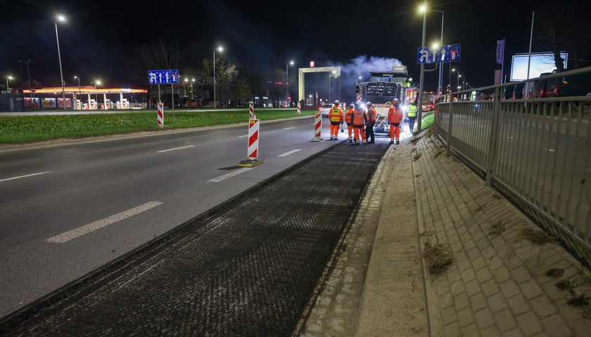 Powiększ obraz: Nocne prace na Alei Karkonoskiej
