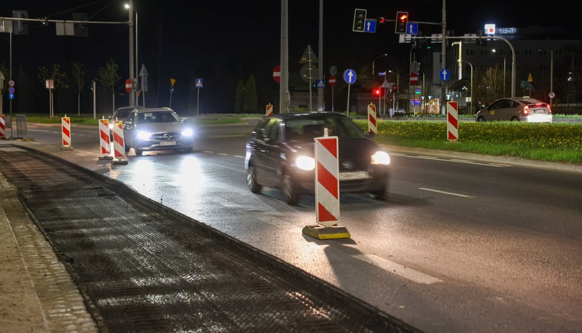 Powiększ obraz: Nocne prace na Alei Karkonoskiej
