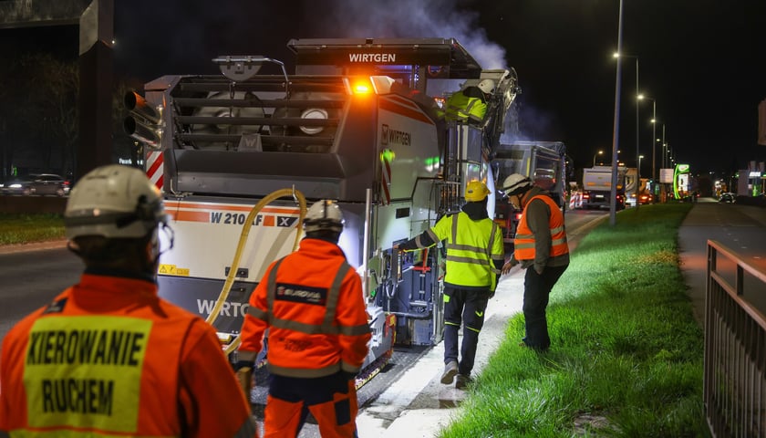 Powiększ obraz: Nocne prace na Alei Karkonoskiej