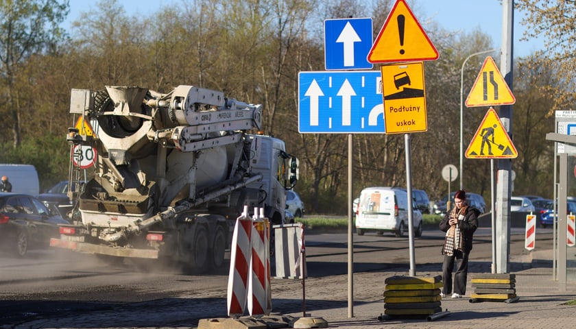 Powiększ obraz: Tak w środę 8 kwietnia wyglądała Aleja Karkonoska po nocnym zrywaniu starego asfaltu