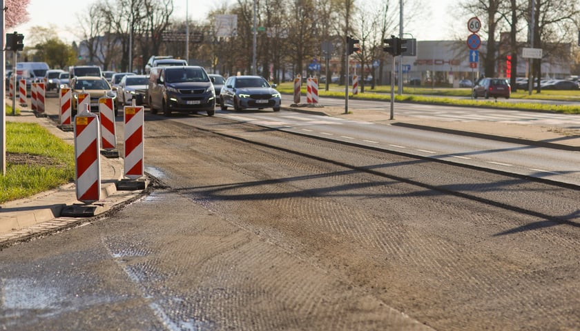 Powiększ obraz: Tak w środę 8 kwietnia wyglądała Aleja Karkonoska po nocnym zrywaniu starego asfaltu