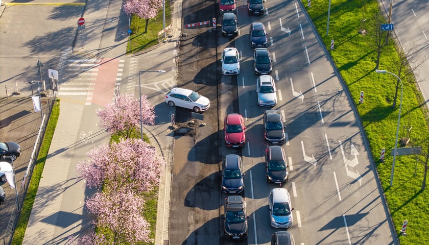 Powiększ obraz: Tak w środę 8 kwietnia wyglądała Aleja Karkonoska po nocnym zrywaniu starego asfaltu