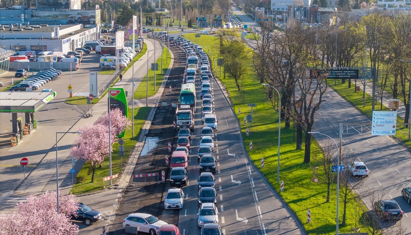 Powiększ obraz: Tak w środę 8 kwietnia wyglądała Aleja Karkonoska po nocnym zrywaniu starego asfaltu
