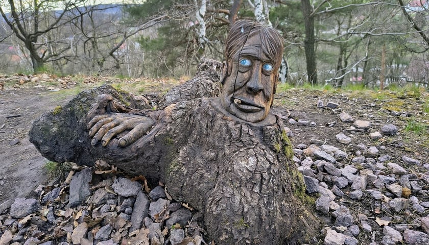 Powiększ obraz: <p>Rzeźba plenerowa koło zamku Świny</p>