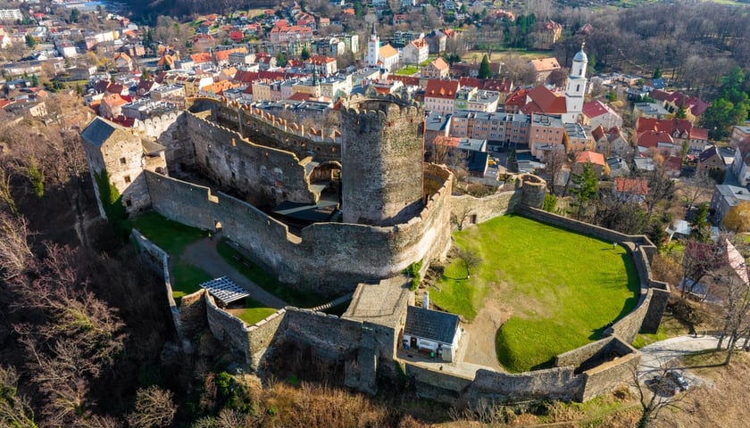 Powiększ obraz: <p>Zamek Bolk&oacute;w, widok z drona</p>