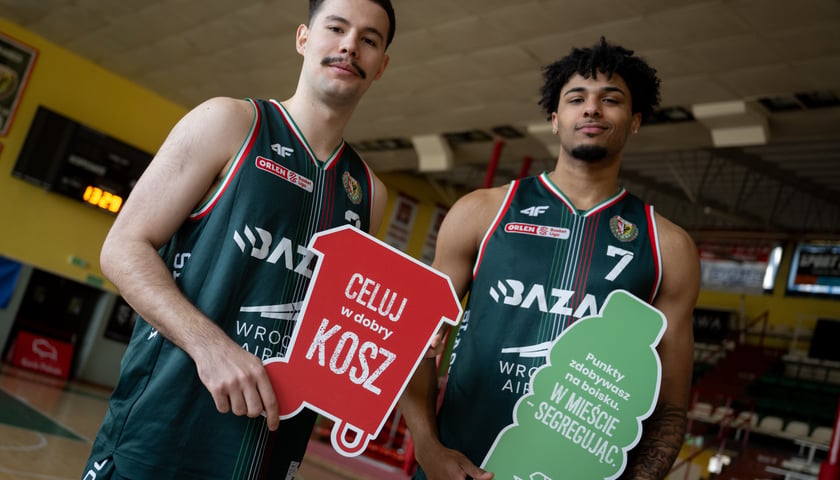 Powiększ obraz: Koszykarze promują akcję Wrzuć do kosza