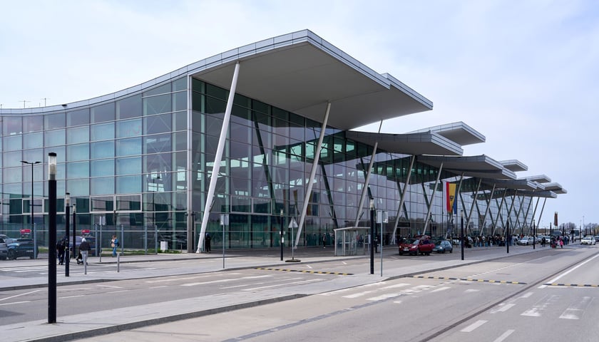 Powiększ obraz: Terminal wrocławskiego lotniska