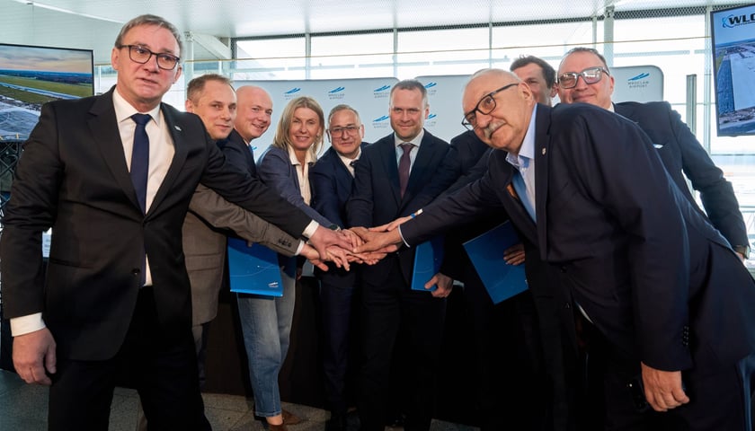 Powiększ obraz: Właściciele i szefowie lotniska wraz z projektantami tuż po podpisaniu umowy
