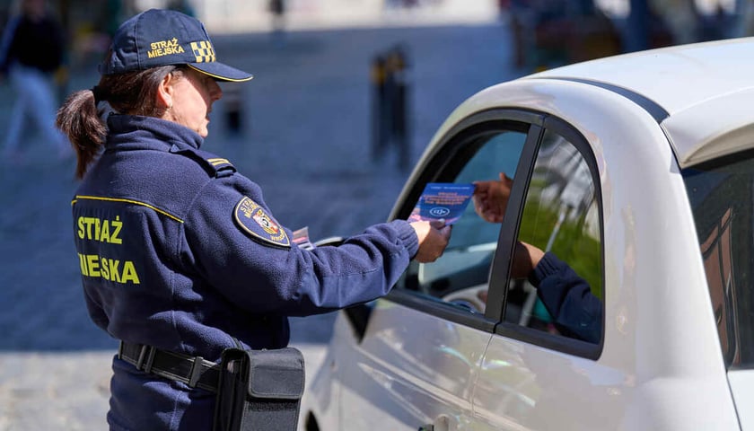 Rozdawanie ulotek dotyczących ograniczenia w ruchu na Placu Solnym