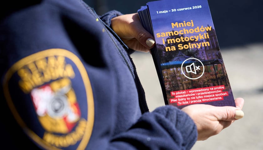 Rozdawanie ulotek dotyczących ograniczenia w ruchu na Placu Solnym