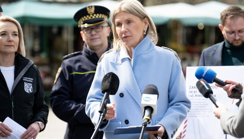 Powiększ obraz: Ograniczenia w ruchu na placu Solnym. Konferencja. Renata Granowska, wiceprezydent Wrocławia