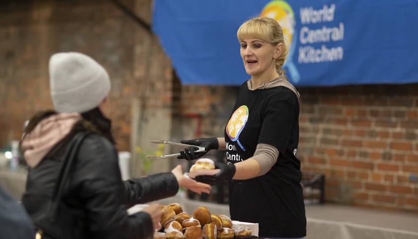 Volunteers from the World Central Kitchen cook for refugees