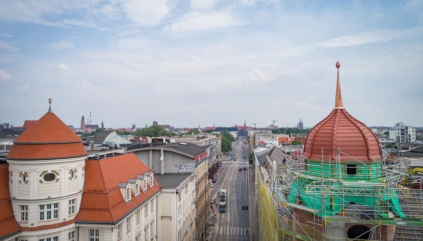 Changes at ul. Piłsudskiego. Historic tower is back on Grand Hotel