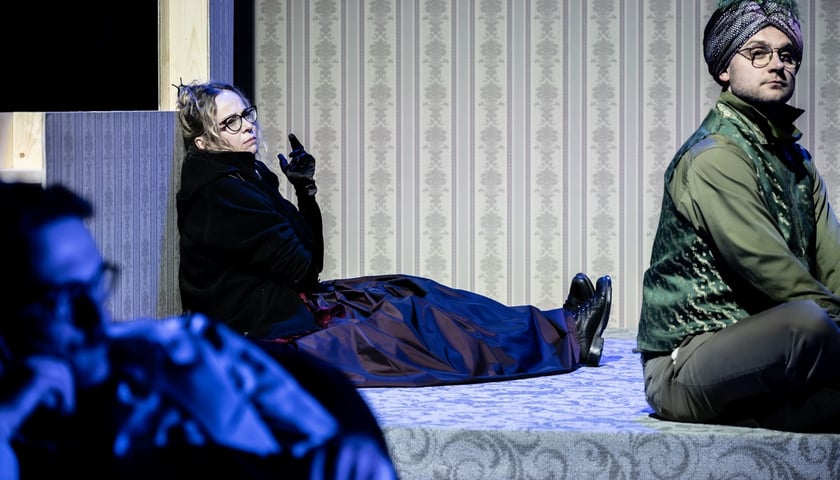 Zdjęcia z prób spektaklu "Państwo Snu" we Wrocławskim Teatrze Współczesnym. Na zdjęciu są aktorzy na scenie