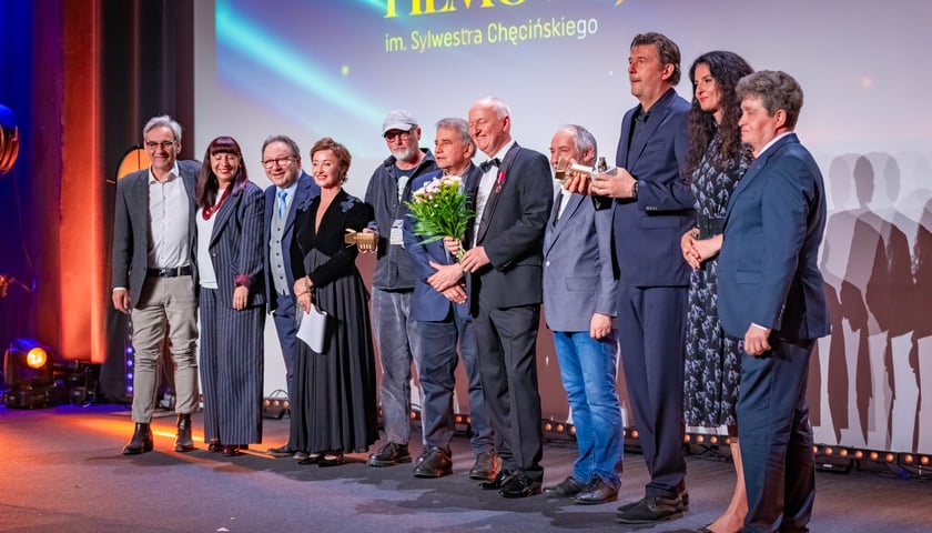 Laureaci, prowadzący i goście Festiwalu Reżyserii Filmowej i Aktorstwa Filmowego na scenie we Wrocławskim Centrum Kongresowym