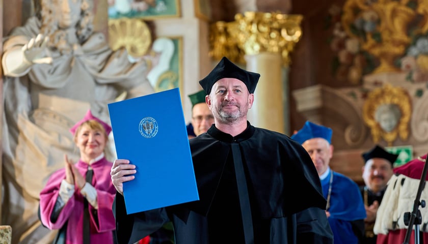 Serhij Żadan z tytułem doktora honoris causa Uniwersytetu Wrocławskiego, który otrzymał 22 maja