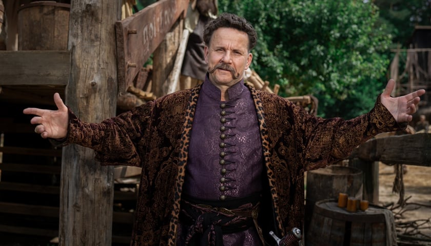 Aktor Bartłomiej Topa jako Jan Paweł Adamczewski - bohater serialu "1670"