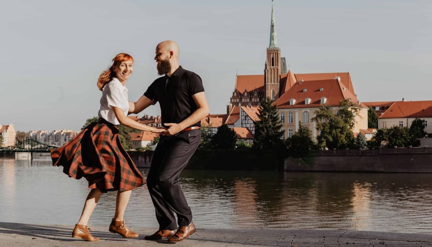 Na zdjęciu para tańcząca lindy hop na tle panoramy Ostrowa Tumskiego