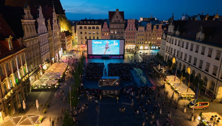 Kino plenerowe w Rynku w ramach festiwalu Tauron Nowe Horyzonty. Widok z drona.