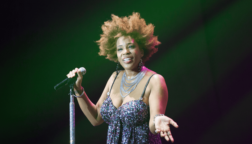Macy Gray z mikrofonem 