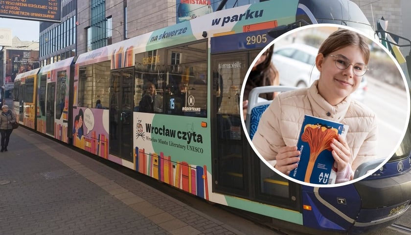 Na dużym zdjęciu BookTram na przystanku Arkady Capitol, na małym zdjęciu w kółku dziewczyna z książką otrzymaną w BookTramie